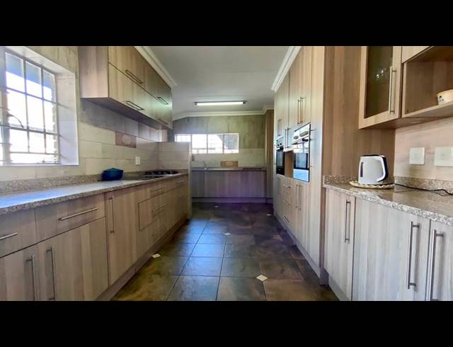 10 BEDROOM HOUSE FOR SALE IN DUVHA PARK